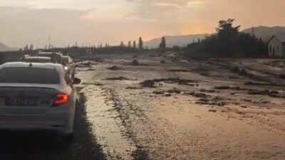Kars’ın Kağızman ilçesinde etkili olan sağanak, Kağızman-Iğdır karayolunda sele neden