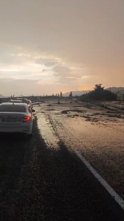 Kars’ın Kağızman ilçesinde etkili olan sağanak, Kağızman-Iğdır karayolunda sele neden