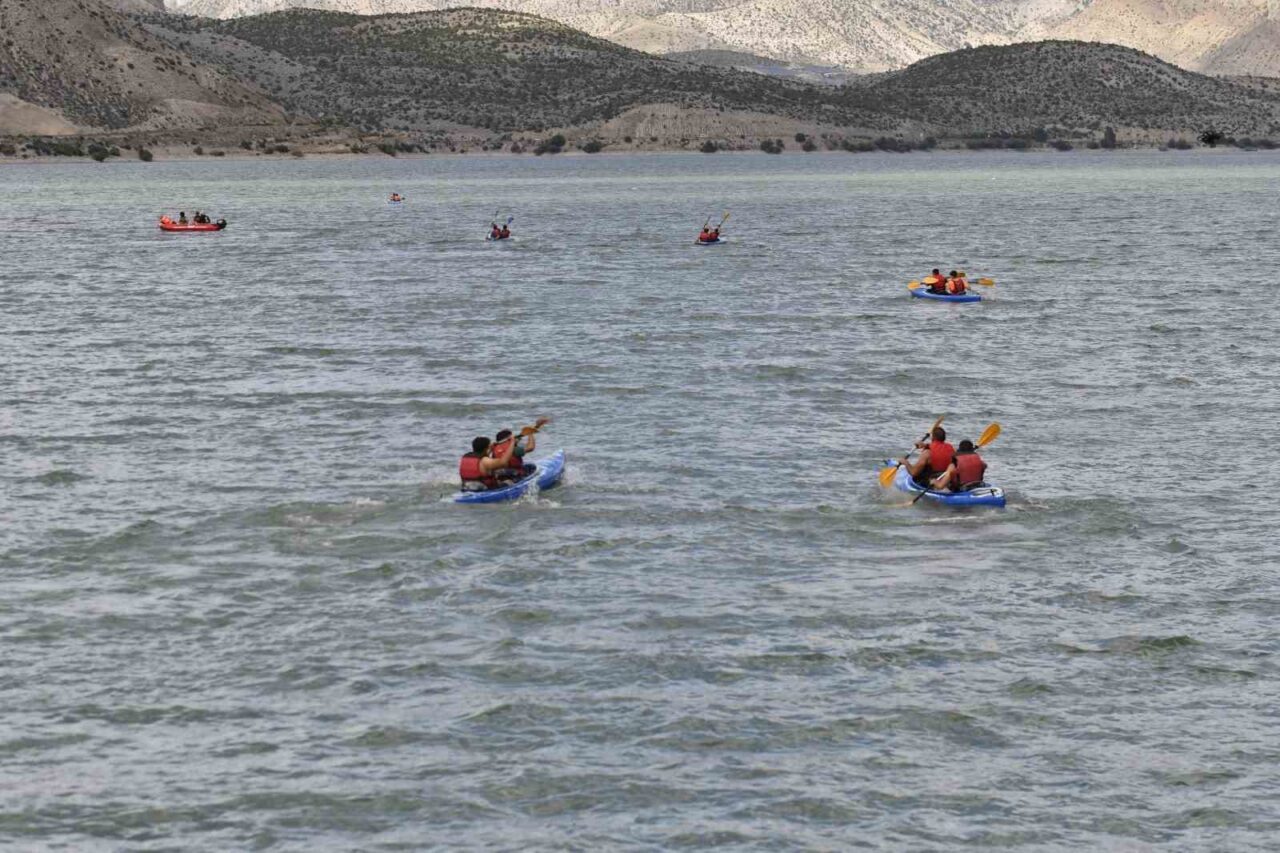 Gençlerin doğayla iç içe, ekip ruhu içerisinde fiziksel ve zihinsel