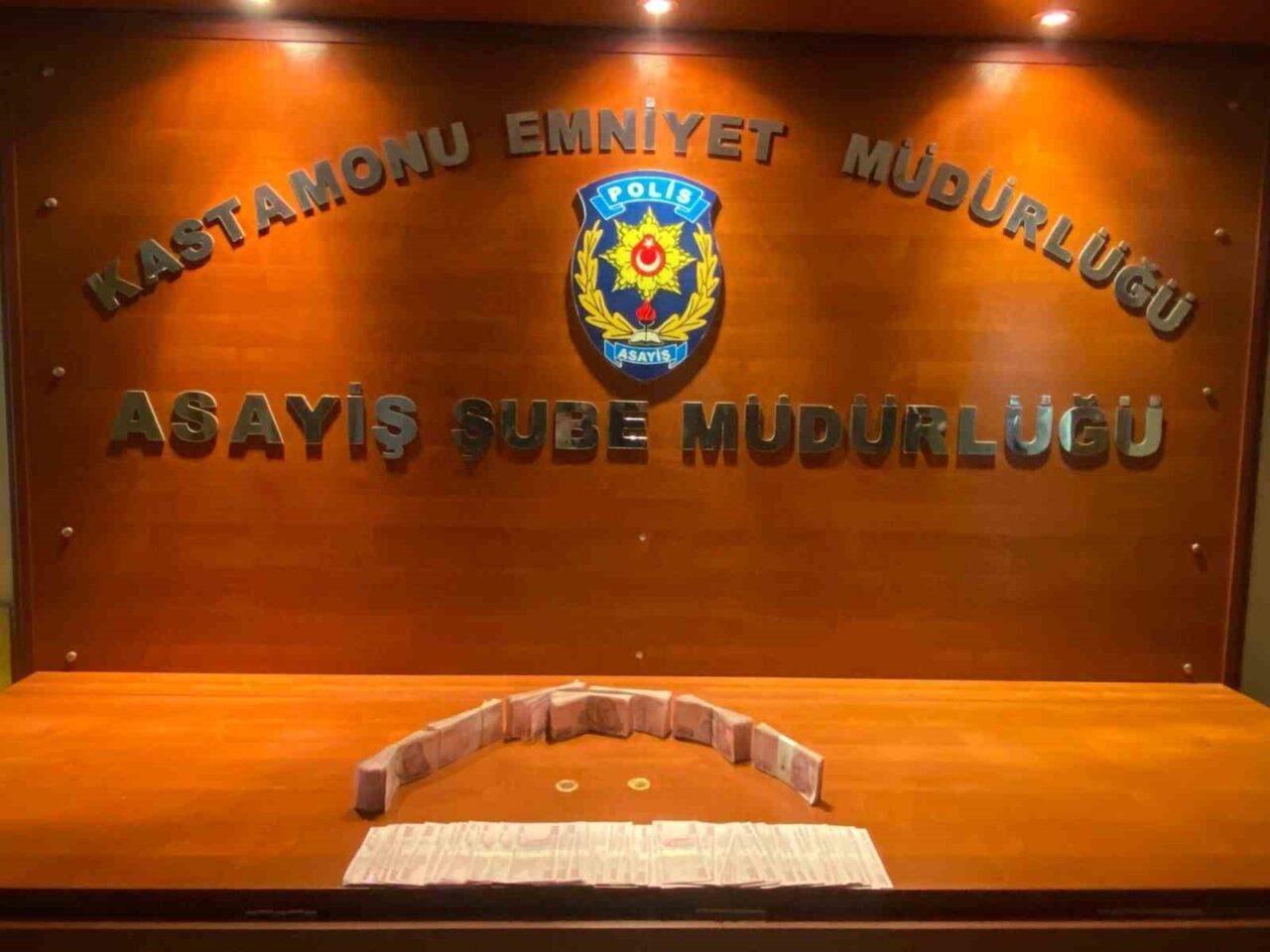 Karabük’ün Eflani ilçesinde ağına düşürdüğü vatandaşı dolandıran şahıs, Kastamonu’da polis