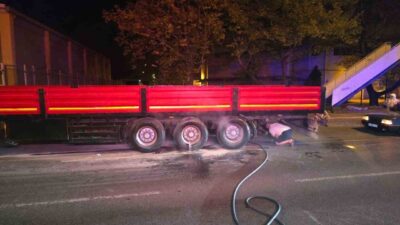 Zonguldak’ın Ereğli ilçesinde, seyir halindeyken bir tırın dorsesinin arka lastikleri