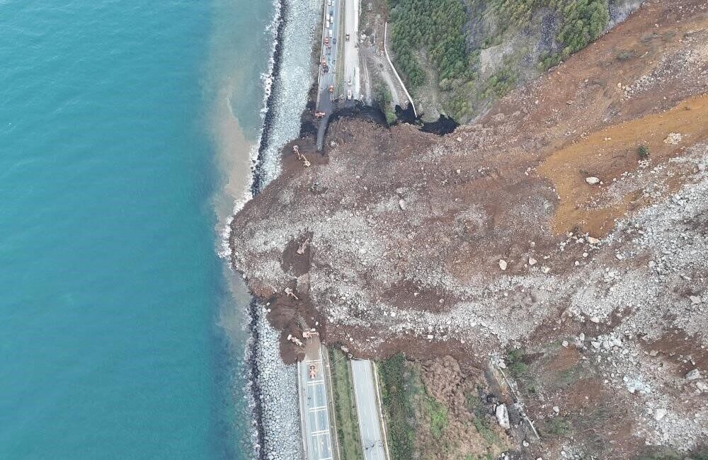 Doğu Karadeniz Bölgesi’nde karayolu güzergâhlarında art arda yaşanan heyelan ve
