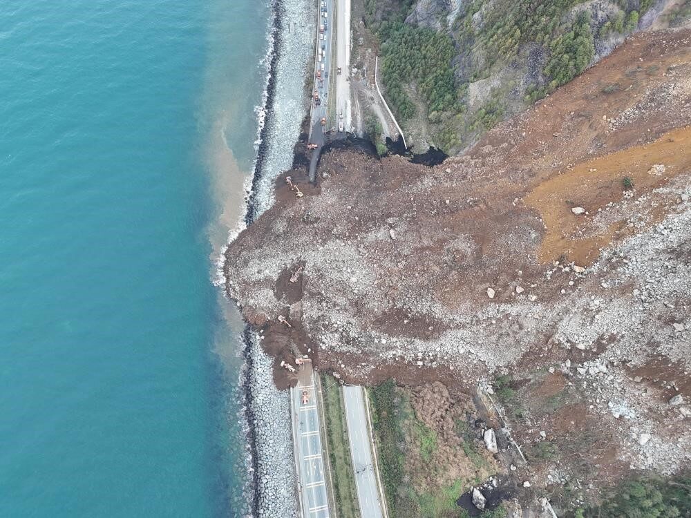 Doğu Karadeniz Bölgesi’nde karayolu güzergâhlarında art arda yaşanan heyelan ve