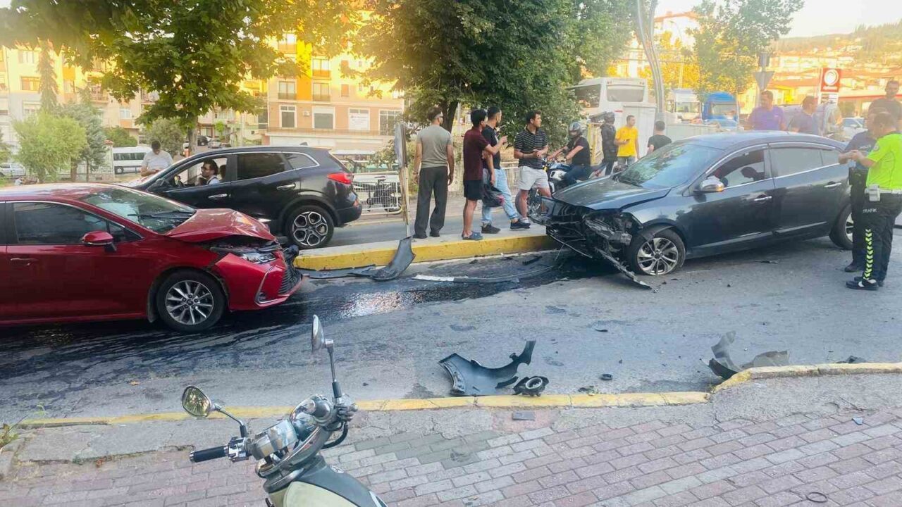 Kocaeli’nin Karamürsel ilçesinde meydana gelen trafik kazasında motosiklet sürücüsü yaralandı.