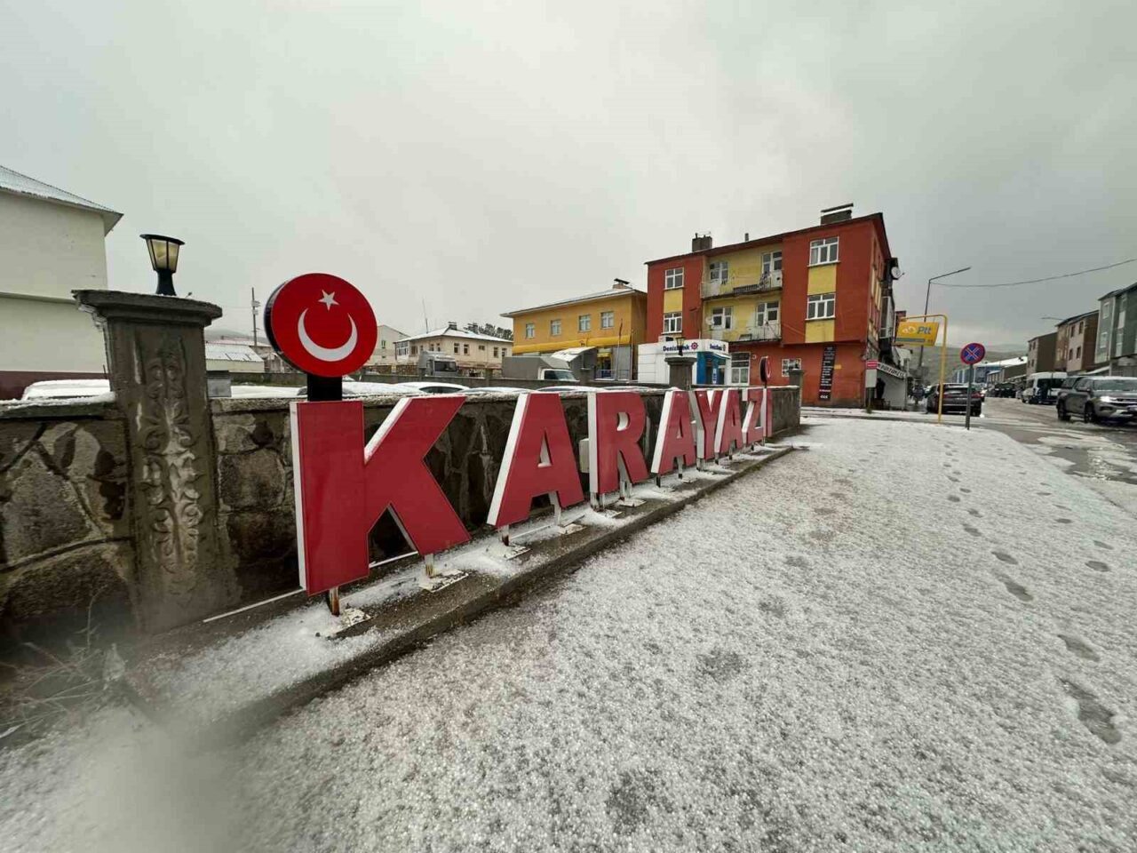 Erzurum’da sağanak yağış Karayazı’da dolu şeklinde etkili oldu. Erzurum ve