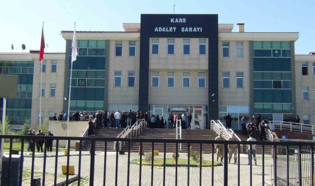 Kars’ta akülü aracıyla evinin önünde oynadığı sırada “maganda kurşunu” isabet