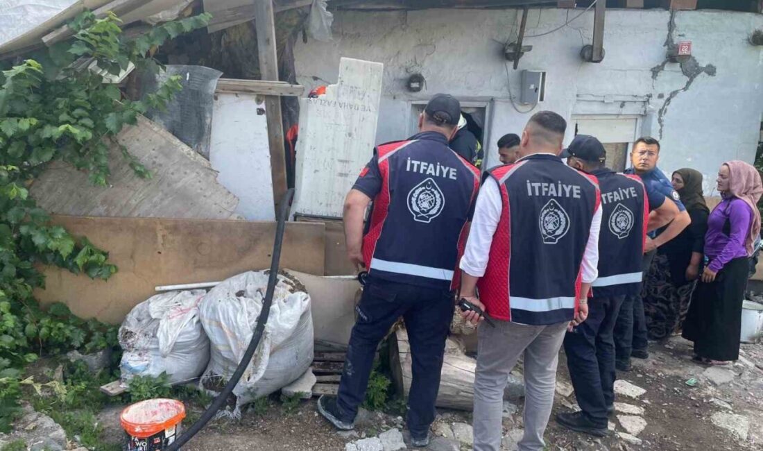 Kars’ta bir evin bahçesinde bulunan odunlukta çıkan yangın, itfaiye ekiplerinin