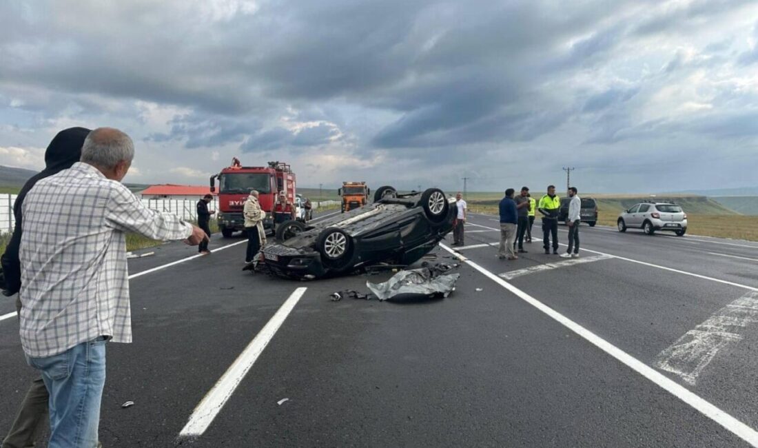 Kars’ta otomobil kamyona çarpıp takla attı Kars’ta kamyona çarpan otomobil takla attı. Feci kazada 2 kişi
