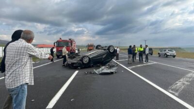 Kars’ta kamyona çarpan otomobil takla attı. Feci kazada 2 kişi