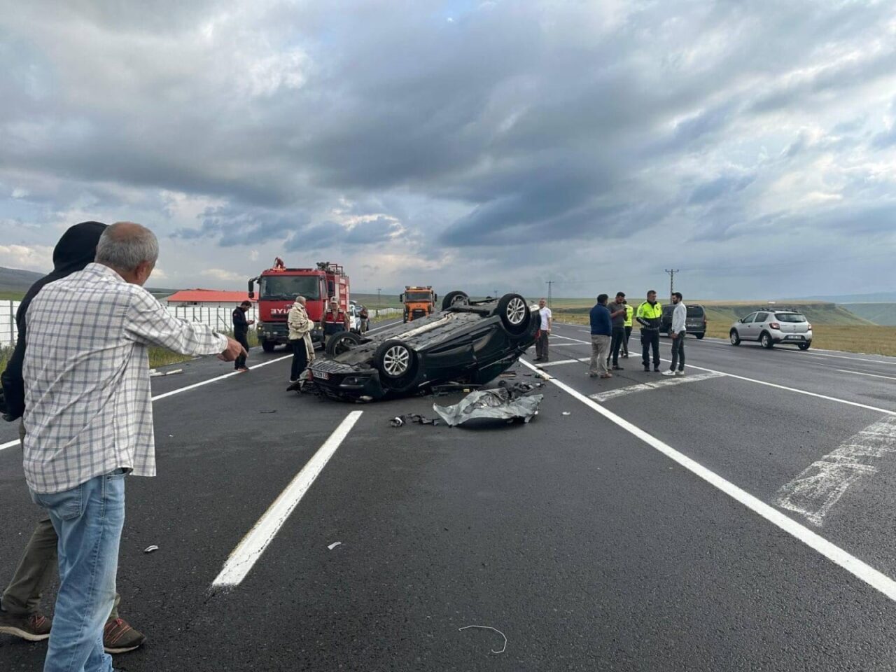 Kars’ta kamyona çarpan otomobil takla attı. Feci kazada 2 kişi