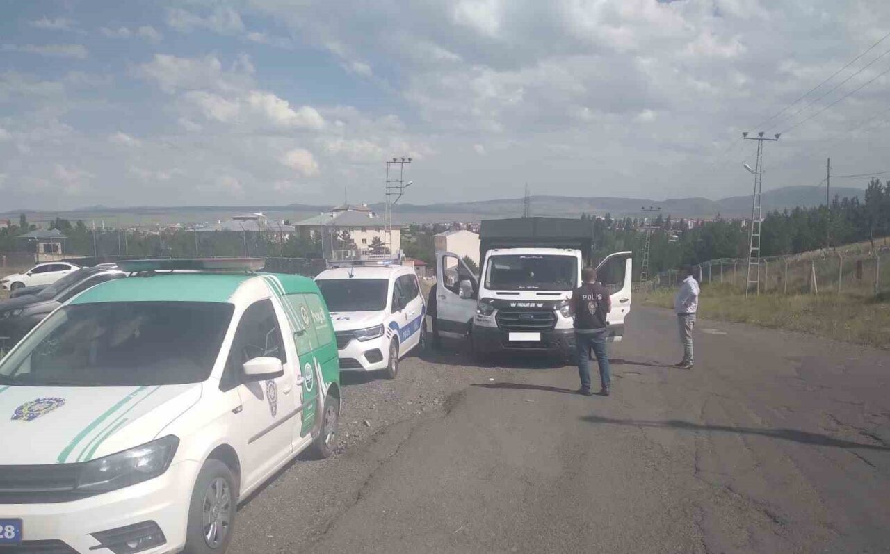 Kars Emniyet Müdürlüğü ekipleri, şehir genelinde asayiş ve trafik uygulamalarına