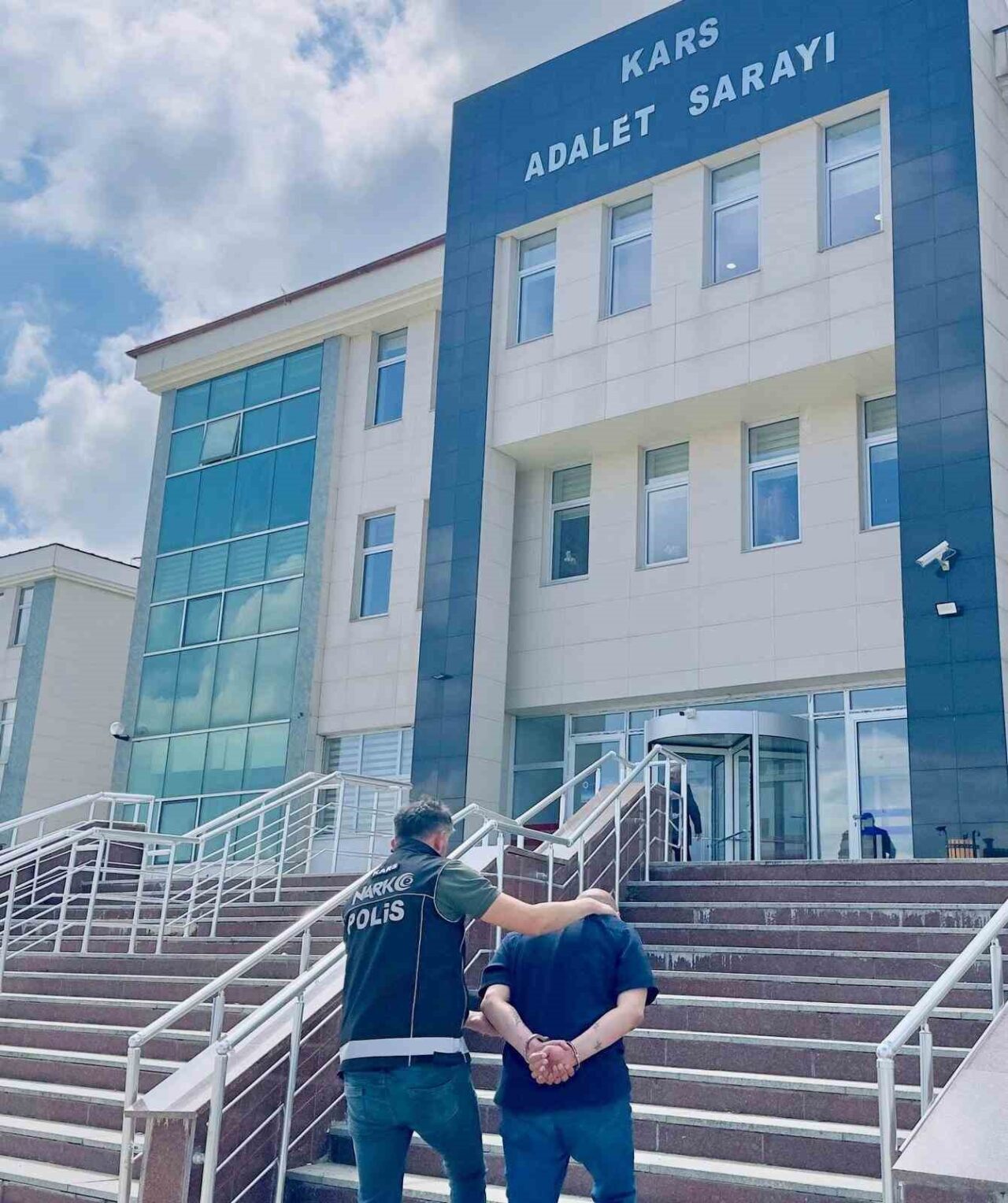 Kars’ta polis uyuşturucu tacirlerine göz açtırmıyor. Kars Emniyet Müdürlüğü Narkotik