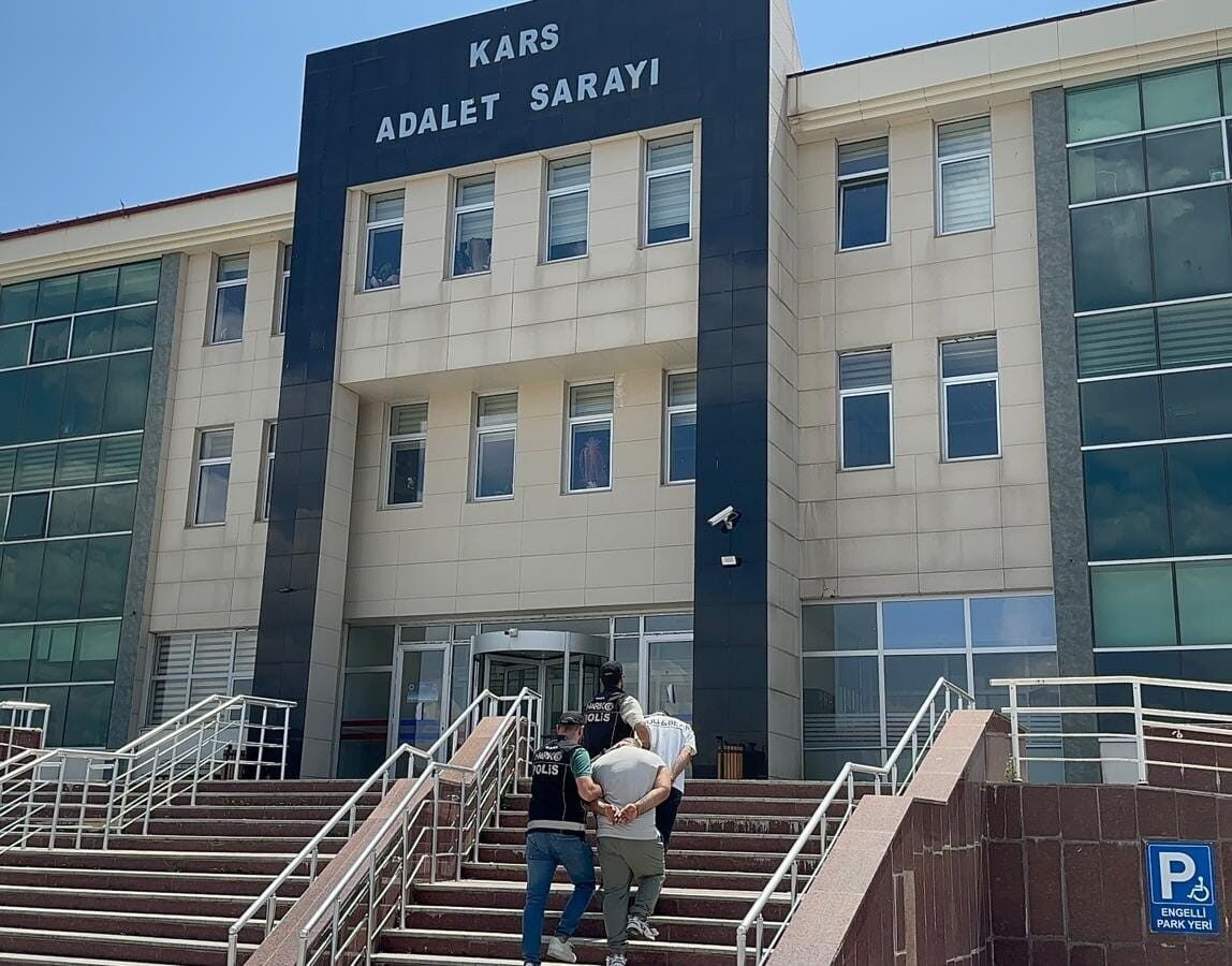 Kars’ta bir yolcu otobüsünde üzerlerinde uyuşturucu madde ile yakalanan 2