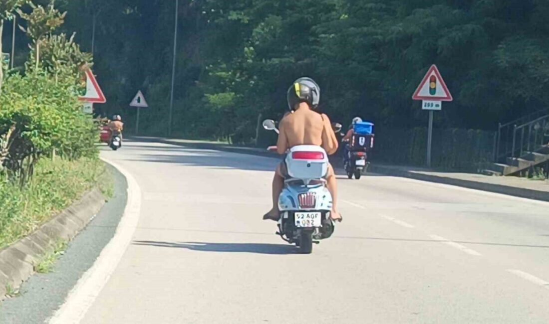 Ordu’da motosiklet sürücüsü ve arkasındaki yolcu, yalnızca kask ve şortla