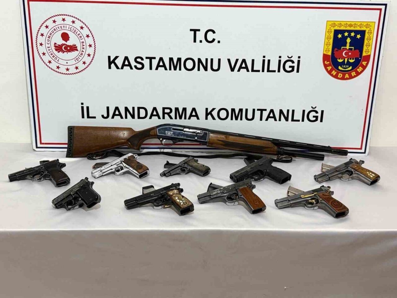Kastamonu’da temin ettiği ruhsatsız silahları satan şahsa yönelik düzenlenen operasyonda