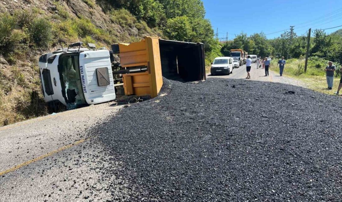 Kastamonu’nun Bozkurt ilçesinde sıcak asfalt yüklü hafriyat kamyonunun devrilmesi neticesinde