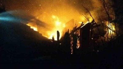 Kastamonu’nun İnebolu ilçesinde çıkan yangında bir ev ve samanlık kullanılamaz