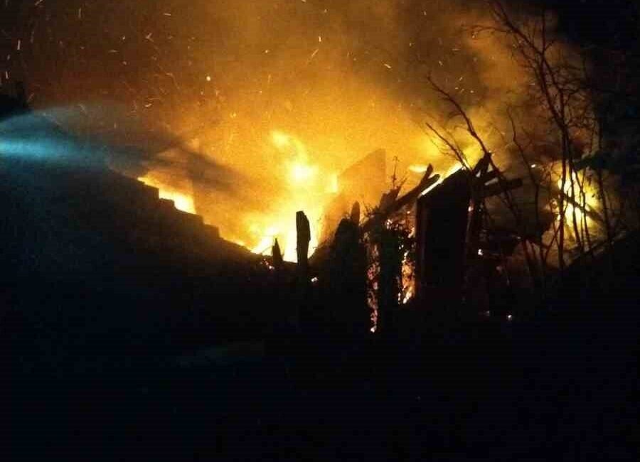 Kastamonu’nun İnebolu ilçesinde çıkan yangında bir ev ve samanlık kullanılamaz