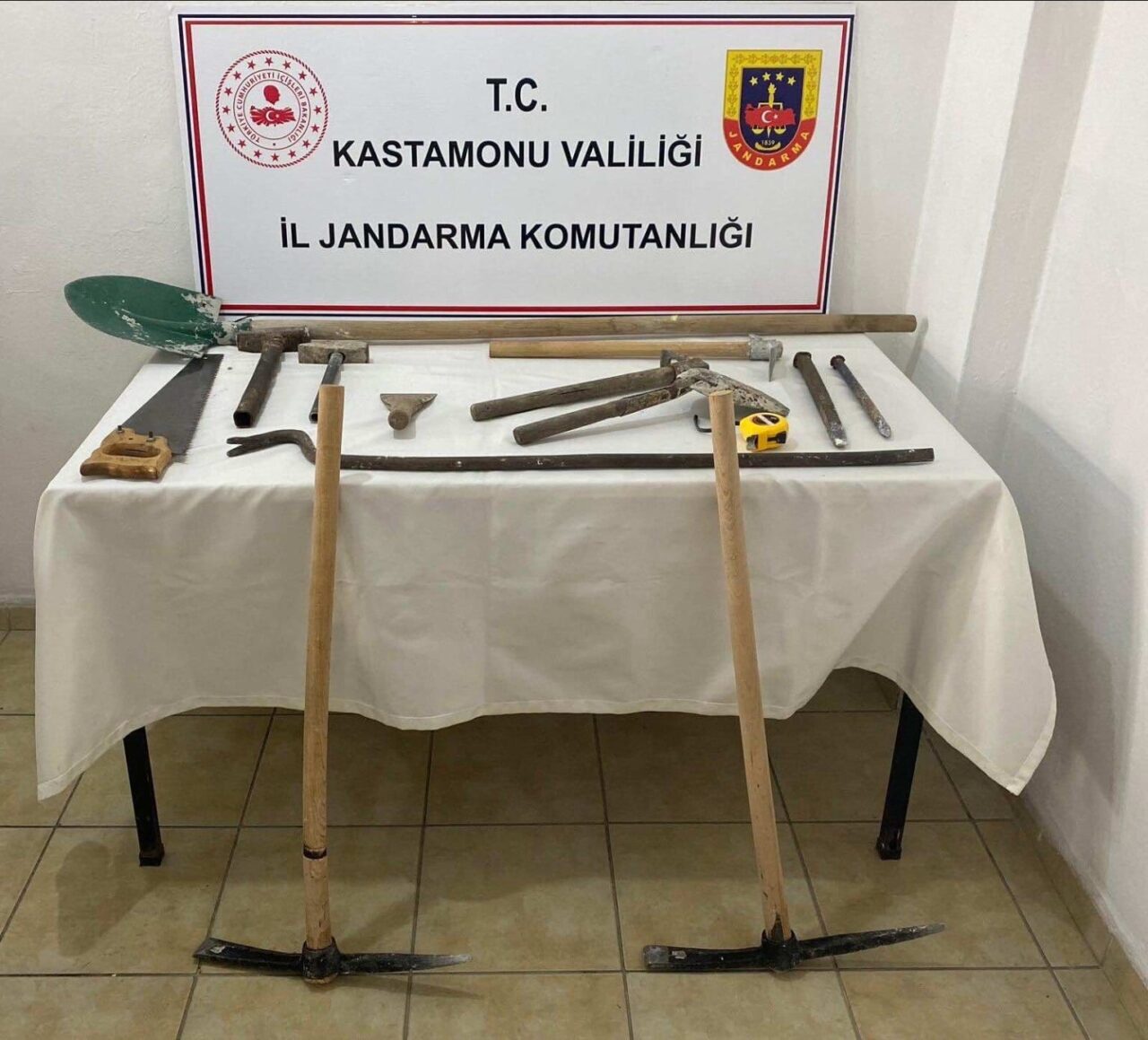 Kastamonu’nun Taşköprü ilçesinde izinsiz kaçak kazı yapan 5 kişi, jandarma