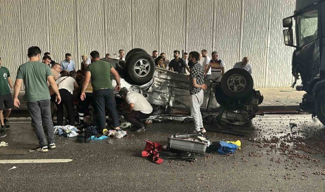 Kastamonu’nun Tosya ilçesi D100 karayolunda su birikintisi sebebiyle savrulan otomobil,