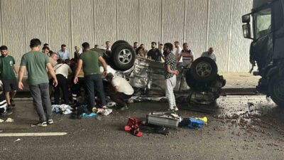 Kastamonu’nun Tosya ilçesi D100 karayolunda su birikintisi sebebiyle savrulan otomobil,