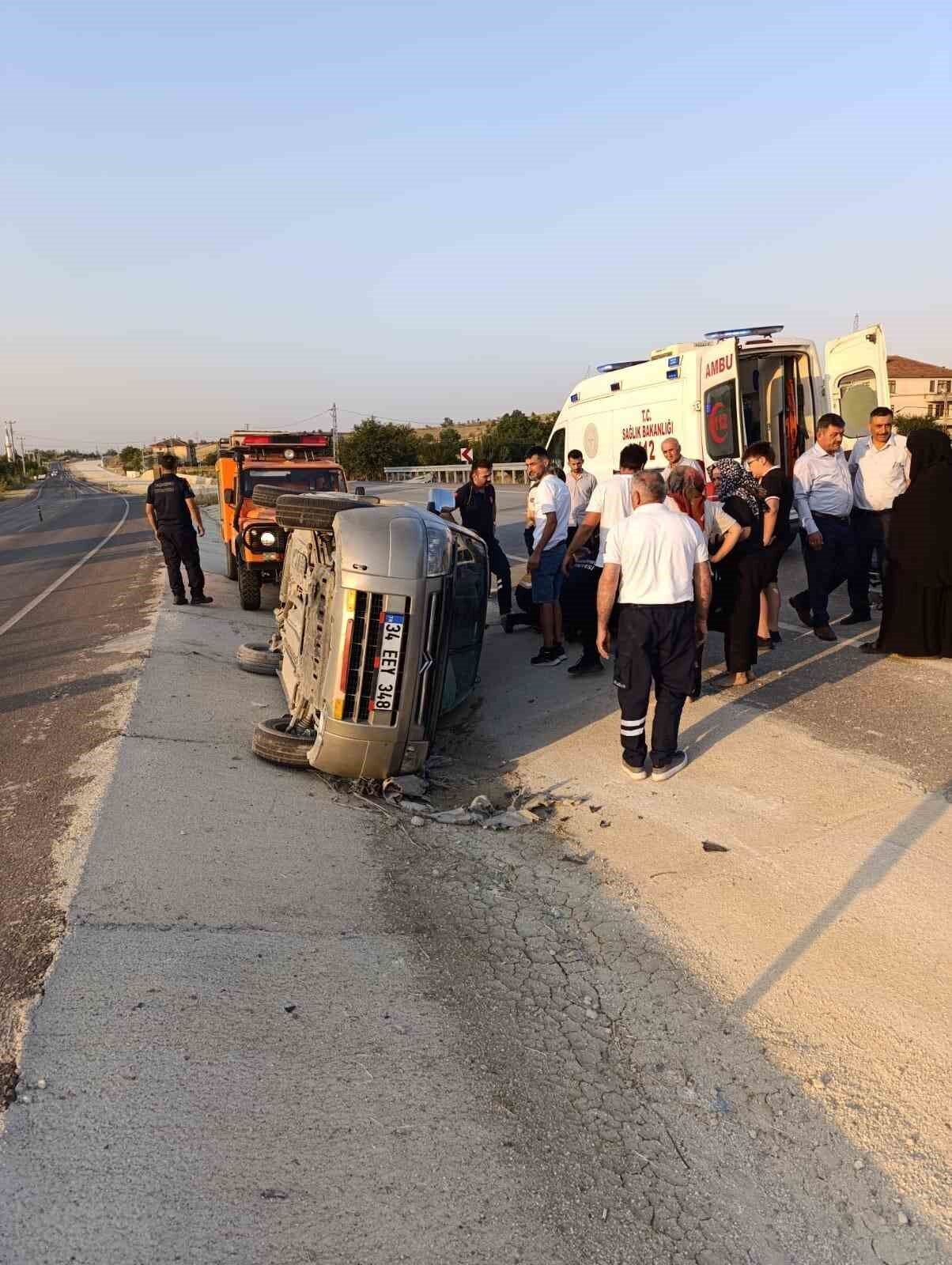 Kastamonu’da hafif ticari aracın devrilmesi neticesinde meydana gelen kazada 3