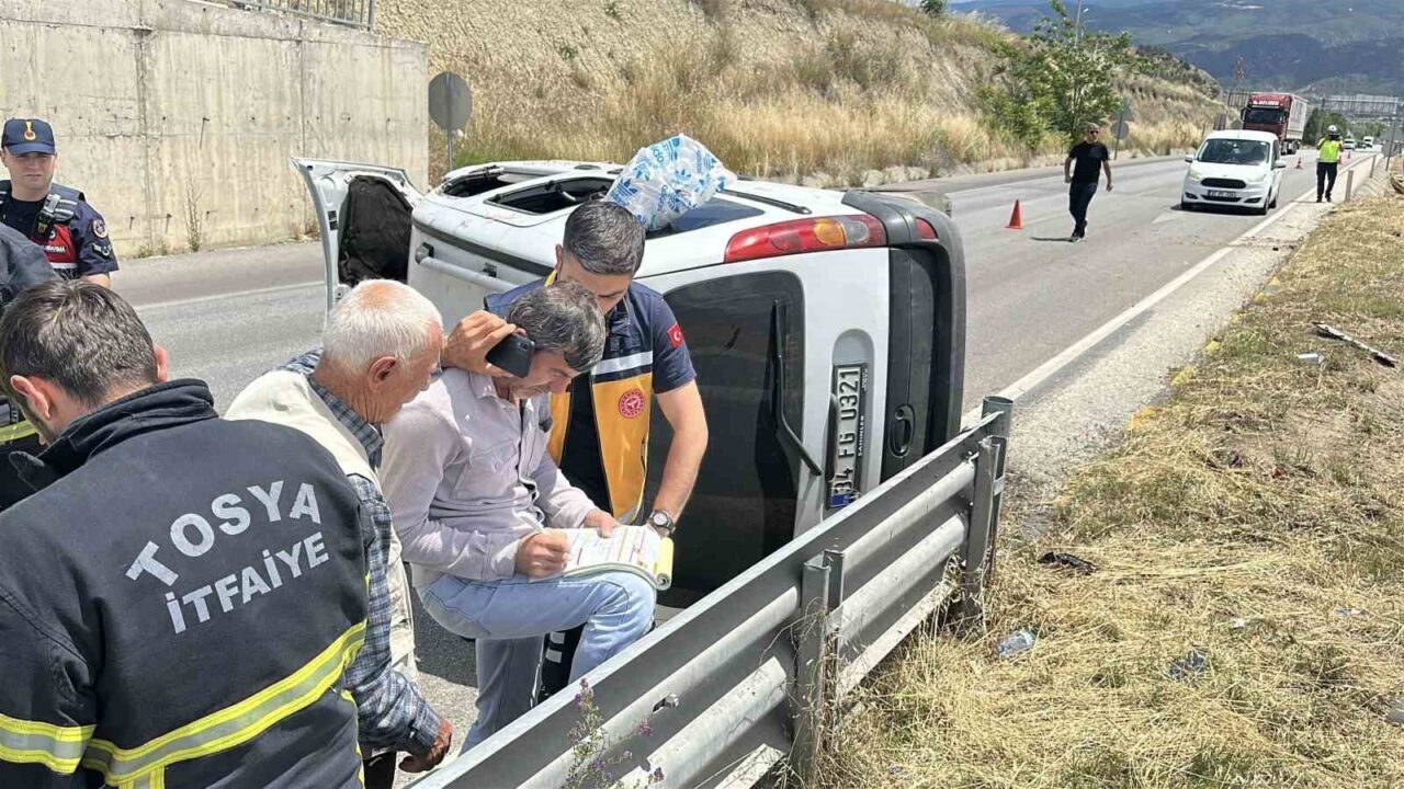 Kastamonu’nun Tosya ilçesinde hafif ticari aracın refüje çarparak yan yattığı