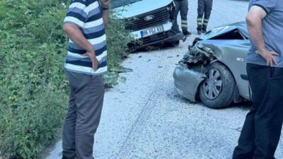Kastamonu’nun Çatalzeytin ilçesinde iki otomobilin çarpışması neticesinde meydana gelen kazada