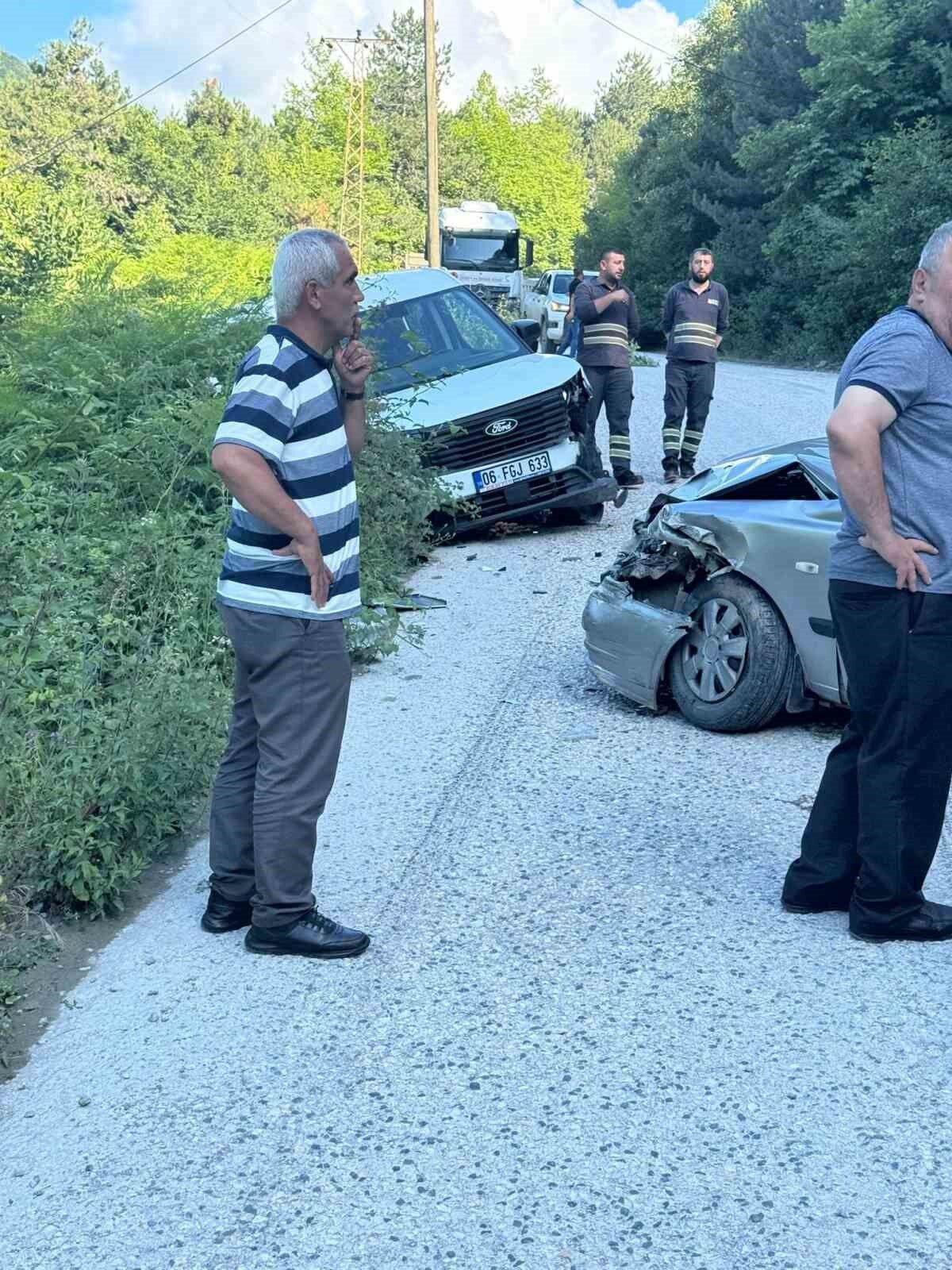 Kastamonu’nun Çatalzeytin ilçesinde iki otomobilin çarpışması neticesinde meydana gelen kazada