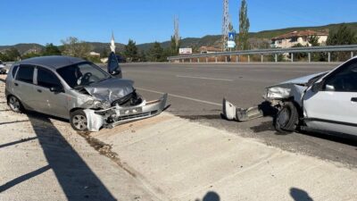 Kastamonu’nun Taşköprü ilçesinde iki otomobilin çarpışması sonucu meydana gelen kazada