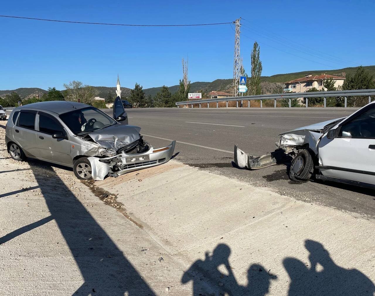 Kastamonu’nun Taşköprü ilçesinde iki otomobilin çarpışması sonucu meydana gelen kazada