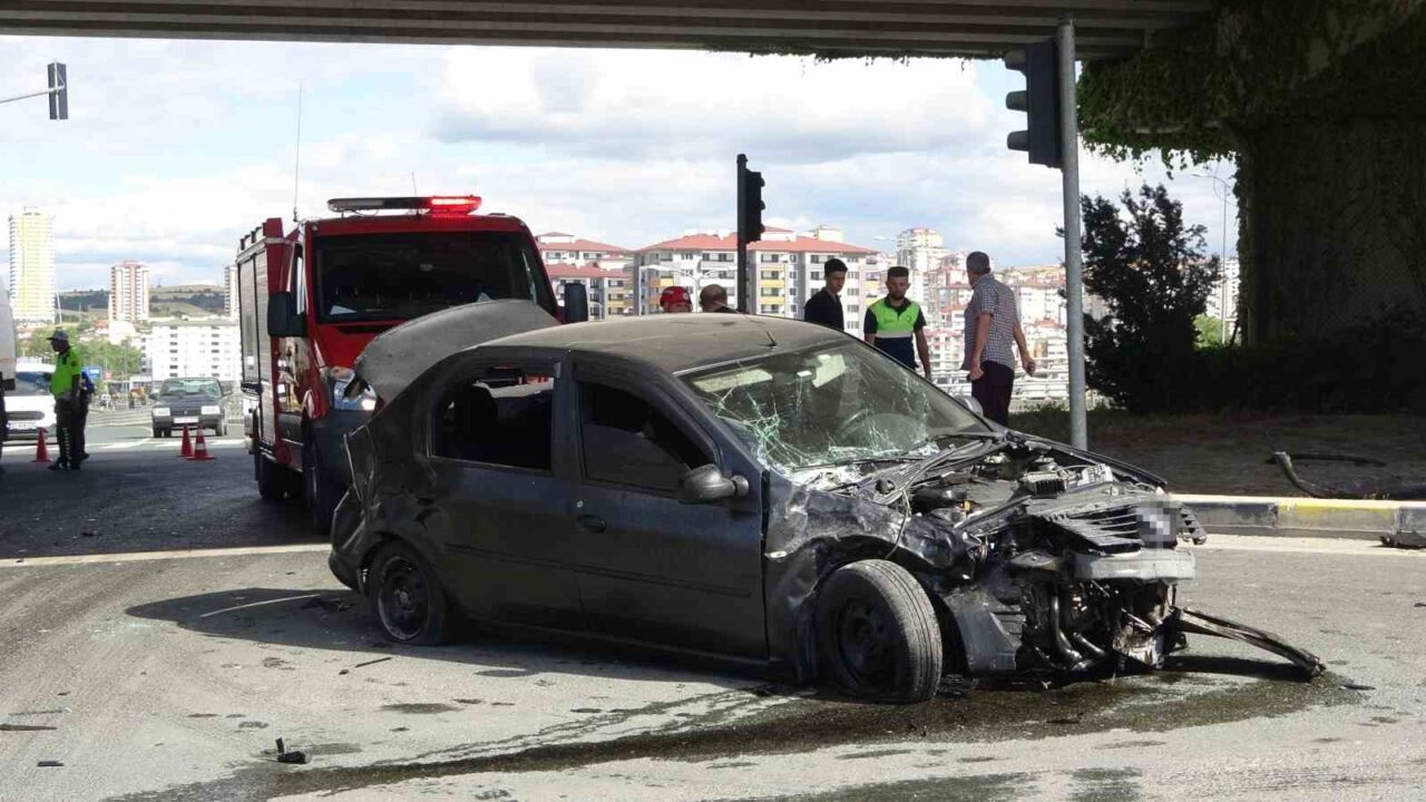 Kastamonu’da minibüs ile otomobilin çarpışması neticesinde meydana gelen kazada 4