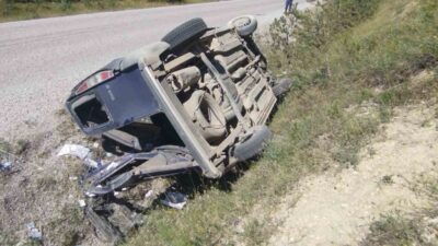 Kastamonu’nun Devrekani ilçesinde mucura kapılan aracın takla attığı kazada 2