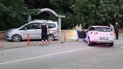Kastamonu’nun Cide ilçesinde otomobilin park halindeki hafif ticari araca çarpması