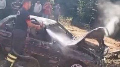 Kastamonu’nun Çatalzeytin ilçesinde otomobilde çıkan yangın, rüzgarın etkisiyle ormanlık alana
