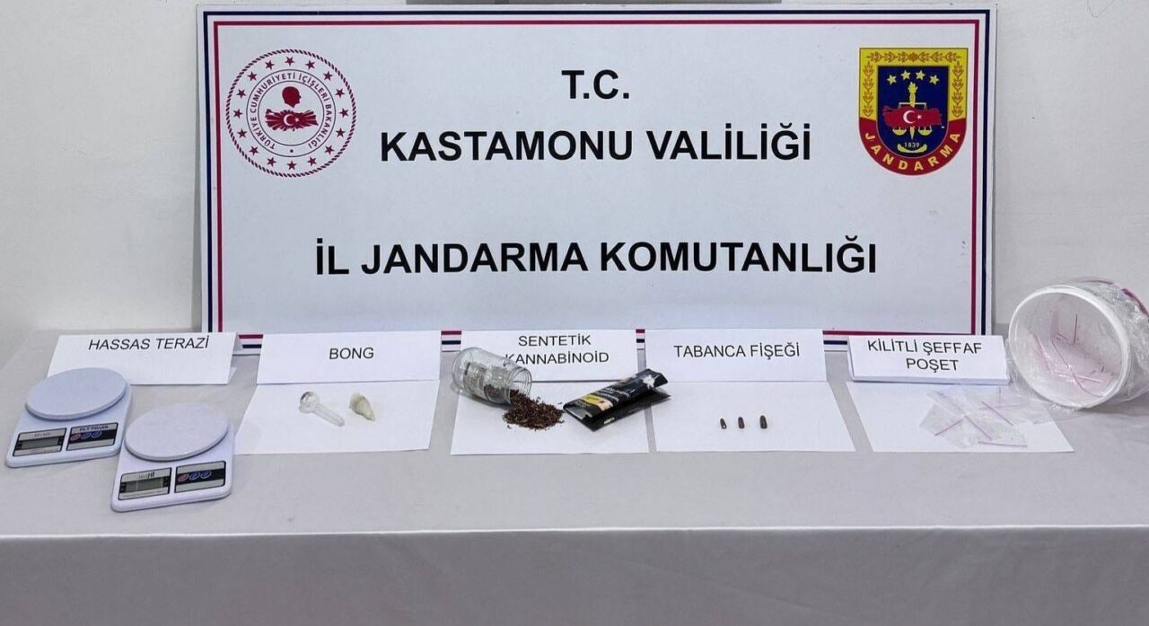 Kastamonu’da jandarma ekipleri tarafından düzenlenen uyuştrucu operasyonunda gözaltına 2 şüpheli