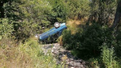 Kastamonu’nun Küre ilçesinde yeni evli bir çiftin bulunduğu otomobil, şarampolden