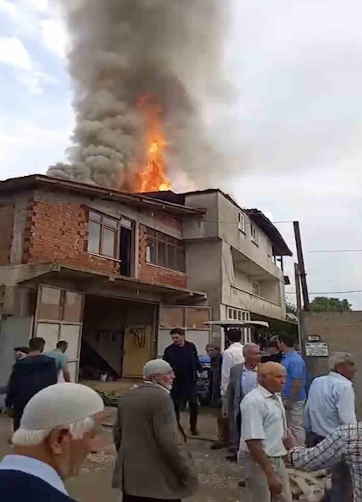 Kastamonu’da yıldırım düşmesi neticesinde 2 katlı evin çatısında çıkan yangın,