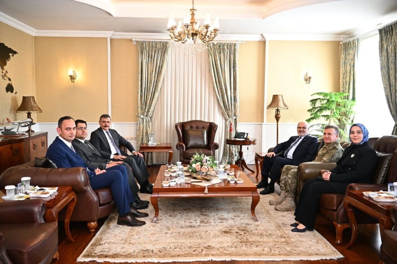 Millî Savunma Bakan Yardımcısı Alpaslan Kavaklıoğlu, Erzurum Valisi Mustafa Çiftçi’yi