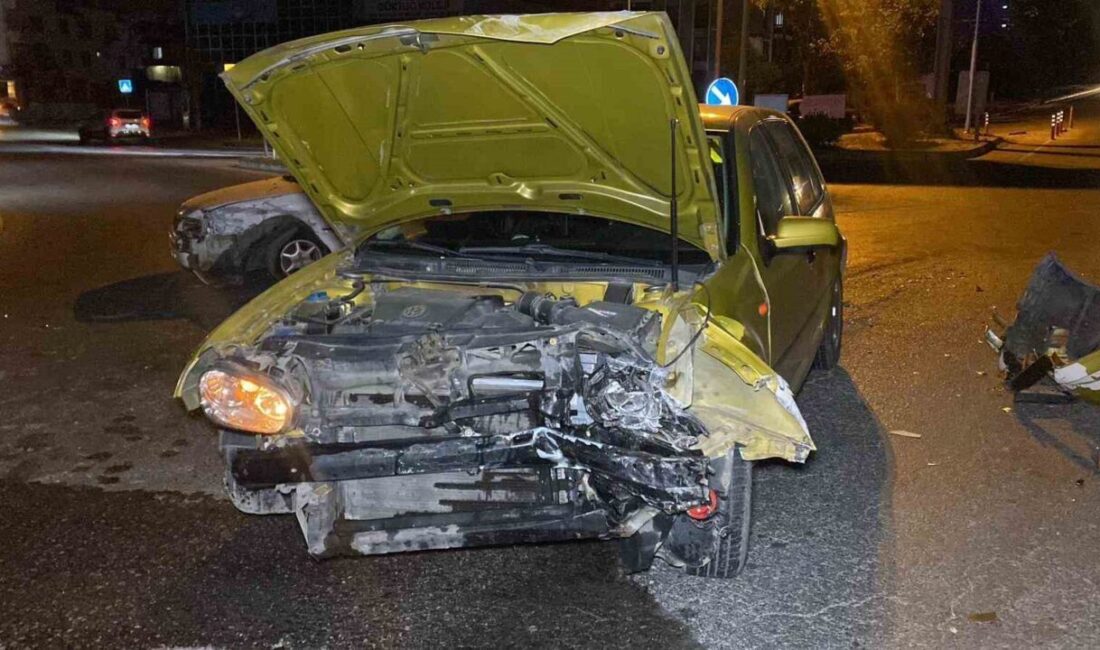 Kocaeli’nin Kartepe ilçesinde iki otomobilin kavşakta çarpışması sonucu meydana gelen