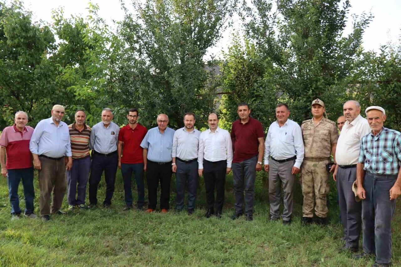 Erzurum’un Oltu ilçesi Kaymakamı Mustafa Çelik, Bahçecik Mahallesi’nde yapımı hızla