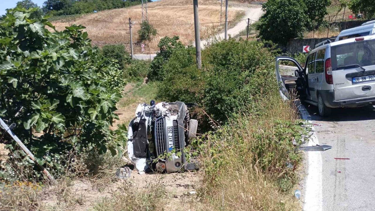 Kocaeli’de hafif ticari araç ile minibüsün karıştığı kazaya çarpmamak için