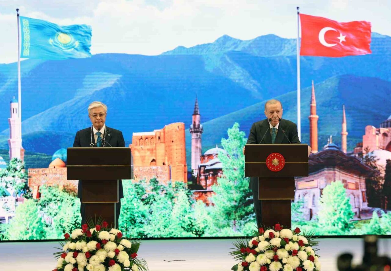 Kazakistan Cumhurbaşkanı Kasım Cömert Tokayev, Cumhurbaşkanı Recep Tayyip Erdoğan’ın liderliğine