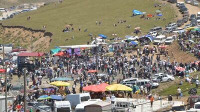 Gümüşhane’nin Kürtün ilçesindeki Kazıkbeli Yaylası’nda geleneksel otçu göçü şenliği gerçekleştirildi.