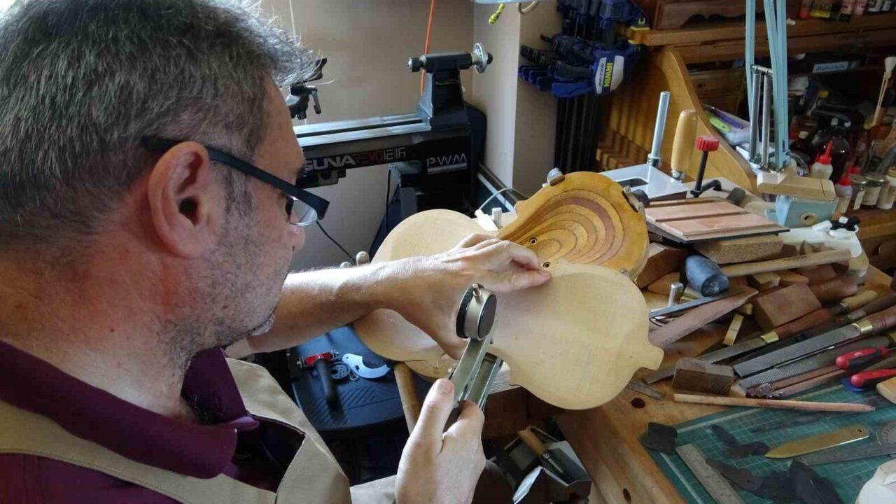 Emekli İnşaat Mühendisi Uluer Vardaloğlu, yaklaşık 40 yıldır tutkuyla sürdürdüğü