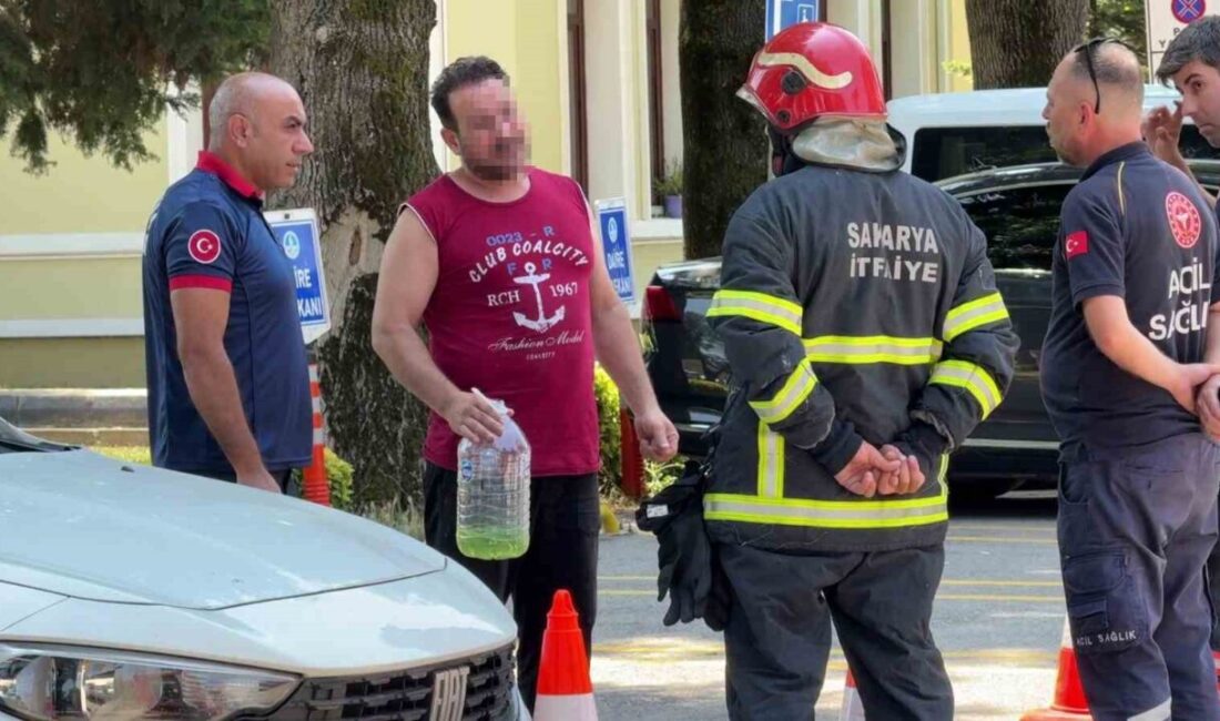 Sakarya’nın Adapazarı ilçesinde SASKİ Genel Müdürlüğü önüne elinde benzin dolu