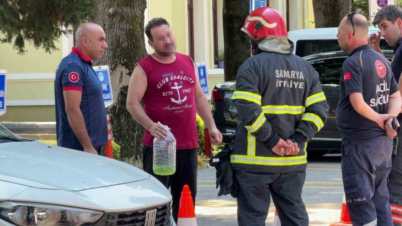 Sakarya’nın Adapazarı ilçesinde SASKİ Genel Müdürlüğü önüne elinde benzin dolu