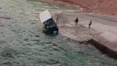 Tunceli’nin Çemişgezek ilçesinde, kıyıda olan balıkçı teknesi rüzgarın etkisiyle suya