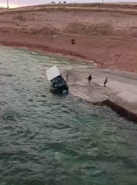 Tunceli’nin Çemişgezek ilçesinde, kıyıda olan balıkçı teknesi rüzgarın etkisiyle suya