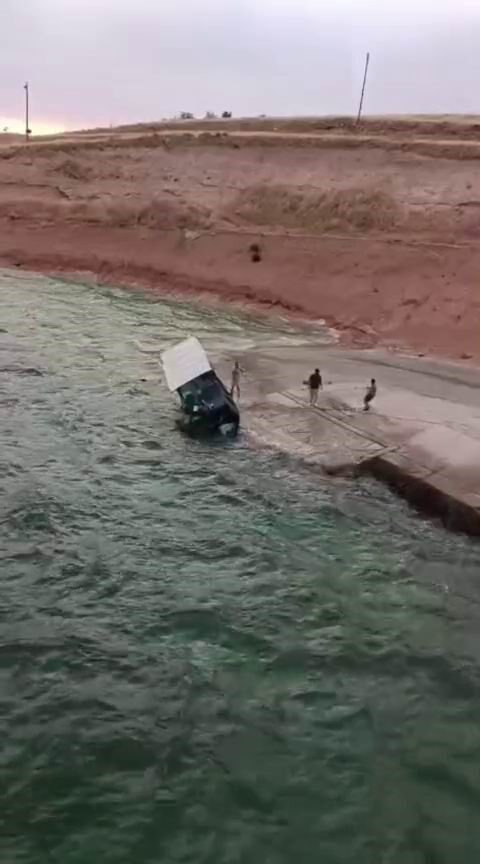 Tunceli’nin Çemişgezek ilçesinde, kıyıda olan balıkçı teknesi rüzgarın etkisiyle suya
